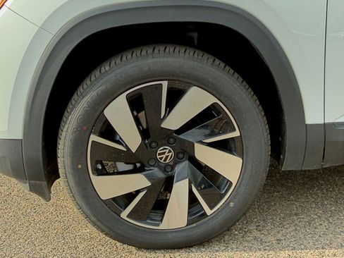 Used 2025 Volkswagen Atlas Cross Sport SE AWD/4WD image 31