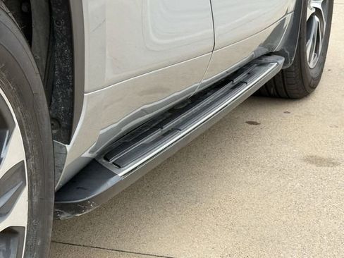 Used 2021 Toyota Highlander XLE AWD/4WD image 9