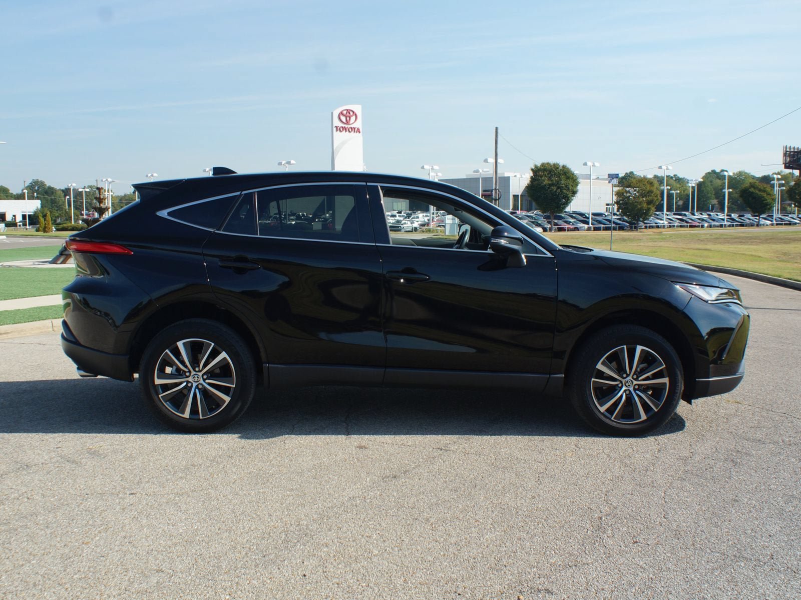 Used 2023 Toyota Venza LE AWD/4WD image 19