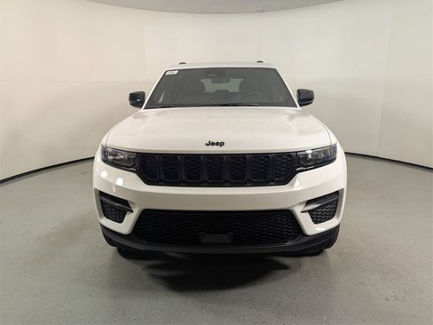 New 2025 Jeep Grand Cherokee Altitude image 2