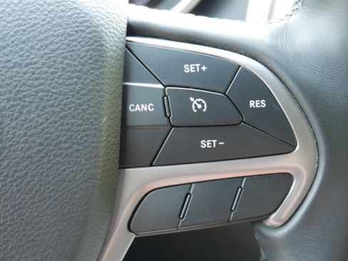 Used 2019 Jeep Grand Cherokee Laredo AWD/4WD image 22