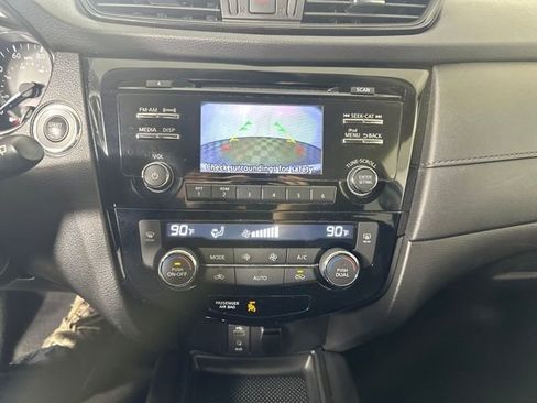 Used 2017 Nissan Rogue SV image 22