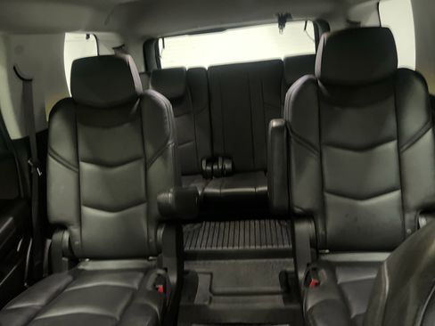 Used 2020 Cadillac Escalade Luxury image 11