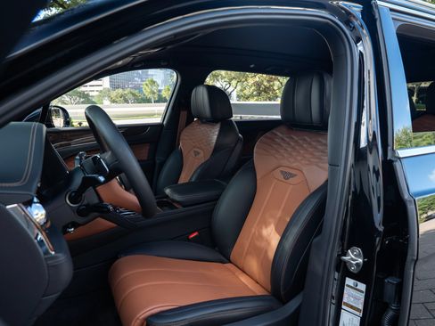 Certified 2025 Bentley Bentayga Extended Wheelbase AWD/4WD image 8