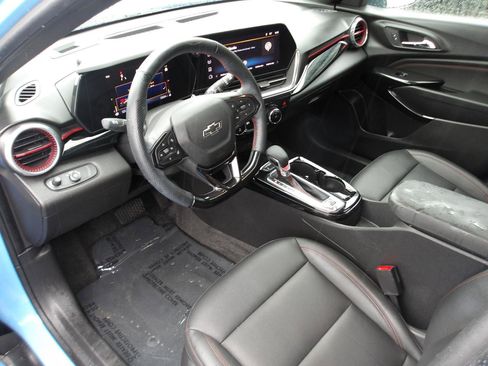 Used 2024 Chevrolet Trax RS w/ Sunroof Package FWD image 9