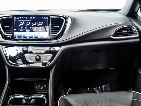 Used 2025 Chrysler Pacifica Premium FWD image 17