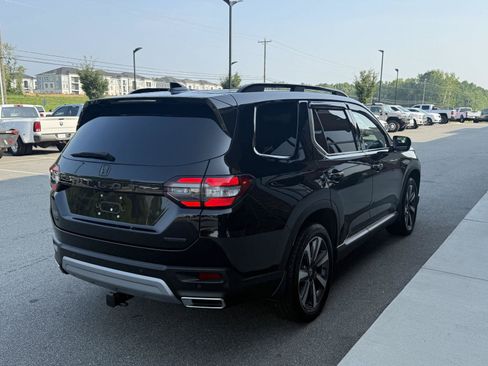 Used 2024 Honda Pilot Touring image 6