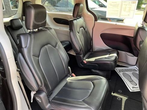 Used 2023 Chrysler Pacifica Touring-L FWD image 14