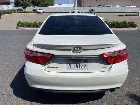 Used 2015 Toyota Camry SE w/ Moonroof Package FWD image 6