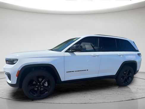 Used 2023 Jeep Grand Cherokee Limited w/ Black Appearance Package AWD/4WD image 12