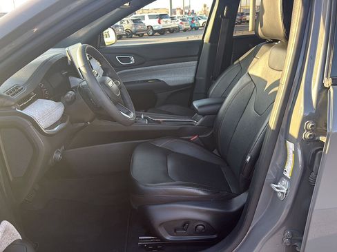 Used 2023 Jeep Compass Latitude image 12