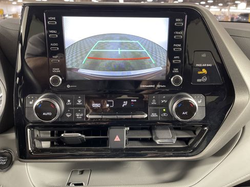 Used 2022 Toyota Highlander XLE image 24