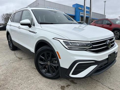 Used 2024 Volkswagen Tiguan SE image 2