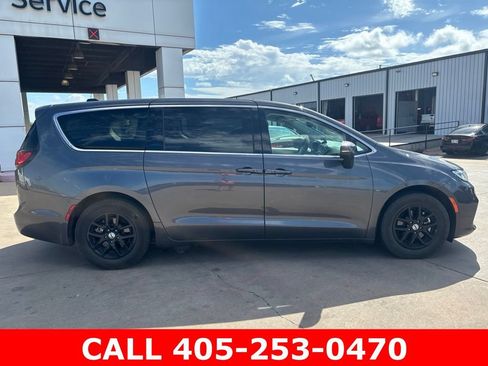 Used 2023 Chrysler Pacifica Touring-L FWD image 13
