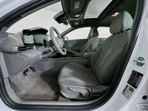 Used 2025 Hyundai Elantra SEL image 13