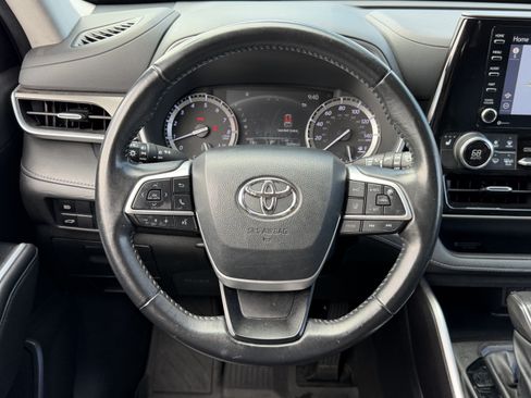 Used 2022 Toyota Highlander XLE FWD image 16