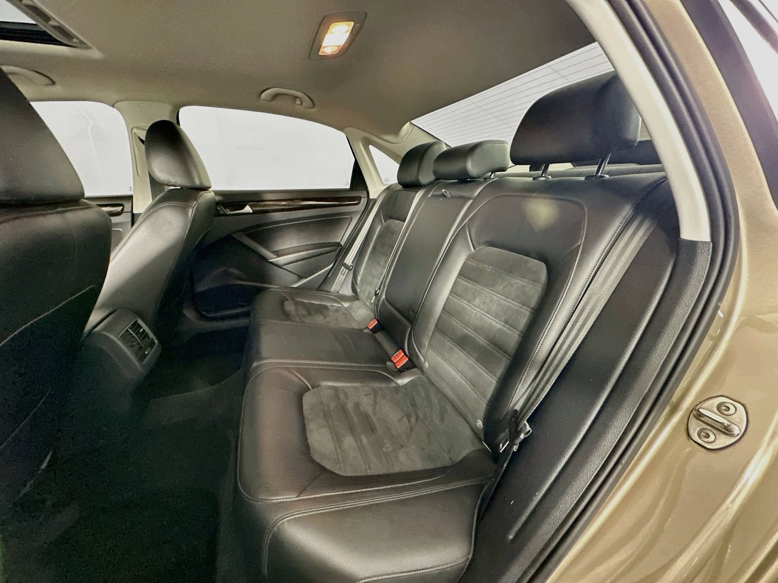 Used 2015 Volkswagen Passat TDI SEL Premium FWD image 25