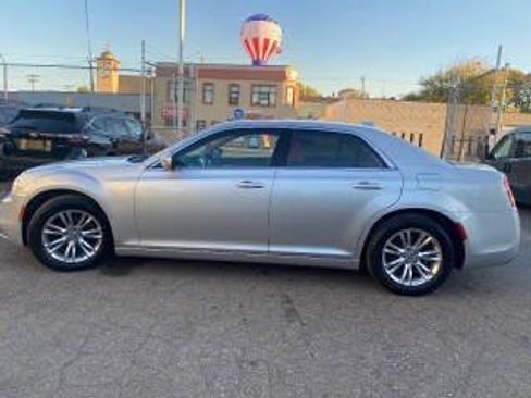 Used 2019 Chrysler 300 Touring w/ Driver Convenience Group RWD image 8