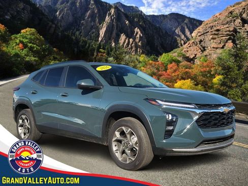Used 2026 Chevrolet Trax LT FWD image 1
