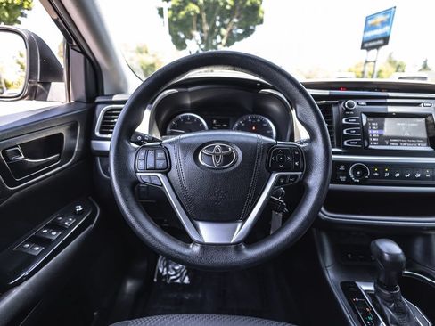 Used 2019 Toyota Highlander LE AWD/4WD image 25