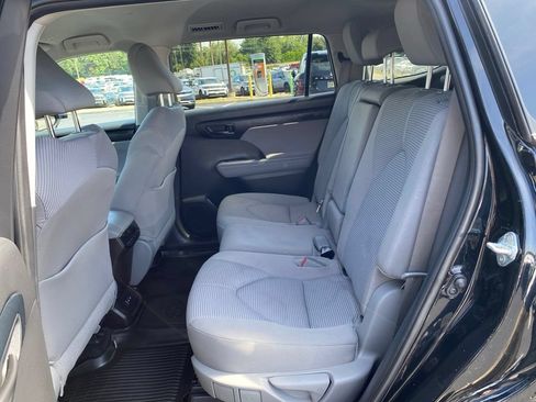 Used 2024 Toyota Highlander LE AWD/4WD image 14