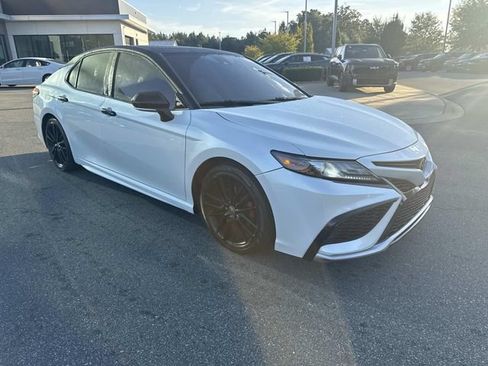 Used 2022 Toyota Camry XSE FWD image 3