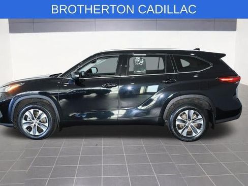 Used 2020 Toyota Highlander XLE AWD/4WD image 2
