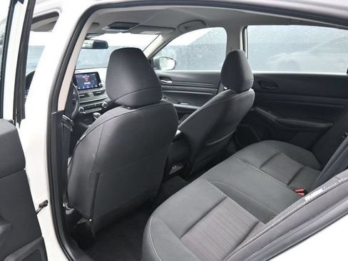 Used 2025 Nissan Altima 2.5 SV FWD image 12