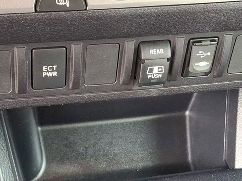 Certified 2018 Toyota Tacoma SR5 image 25