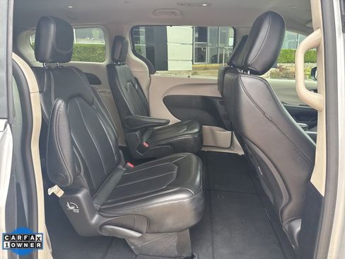 Used 2024 Chrysler Pacifica Touring-L image 29