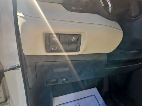 Used 2024 Toyota Highlander XLE AWD/4WD image 11