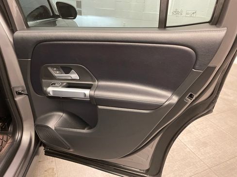 Used 2021 Mercedes-Benz GLB 250 4MATIC image 27