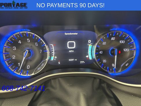 Used 2023 Chrysler Pacifica Touring-L FWD image 7