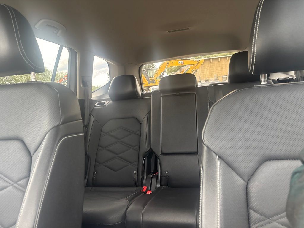 Used 2025 Volkswagen Atlas SE AWD/4WD image 17