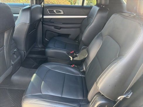 Used 2017 Ford Explorer XLT w/ Equipment Group 202A image 6