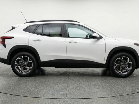 Used 2025 Chevrolet Trax LT w/ LT Convenience Package FWD image 11
