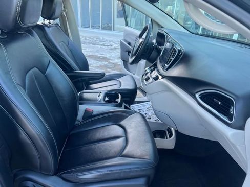 Used 2024 Chrysler Pacifica Touring-L image 17