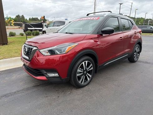 Used 2019 Nissan Kicks SR w/ SR Premium Package FWD image 3