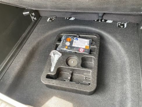 Used 2023 Jeep Compass Limited image 17