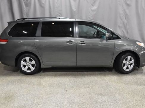 Used 2012 Toyota Sienna LE image 7