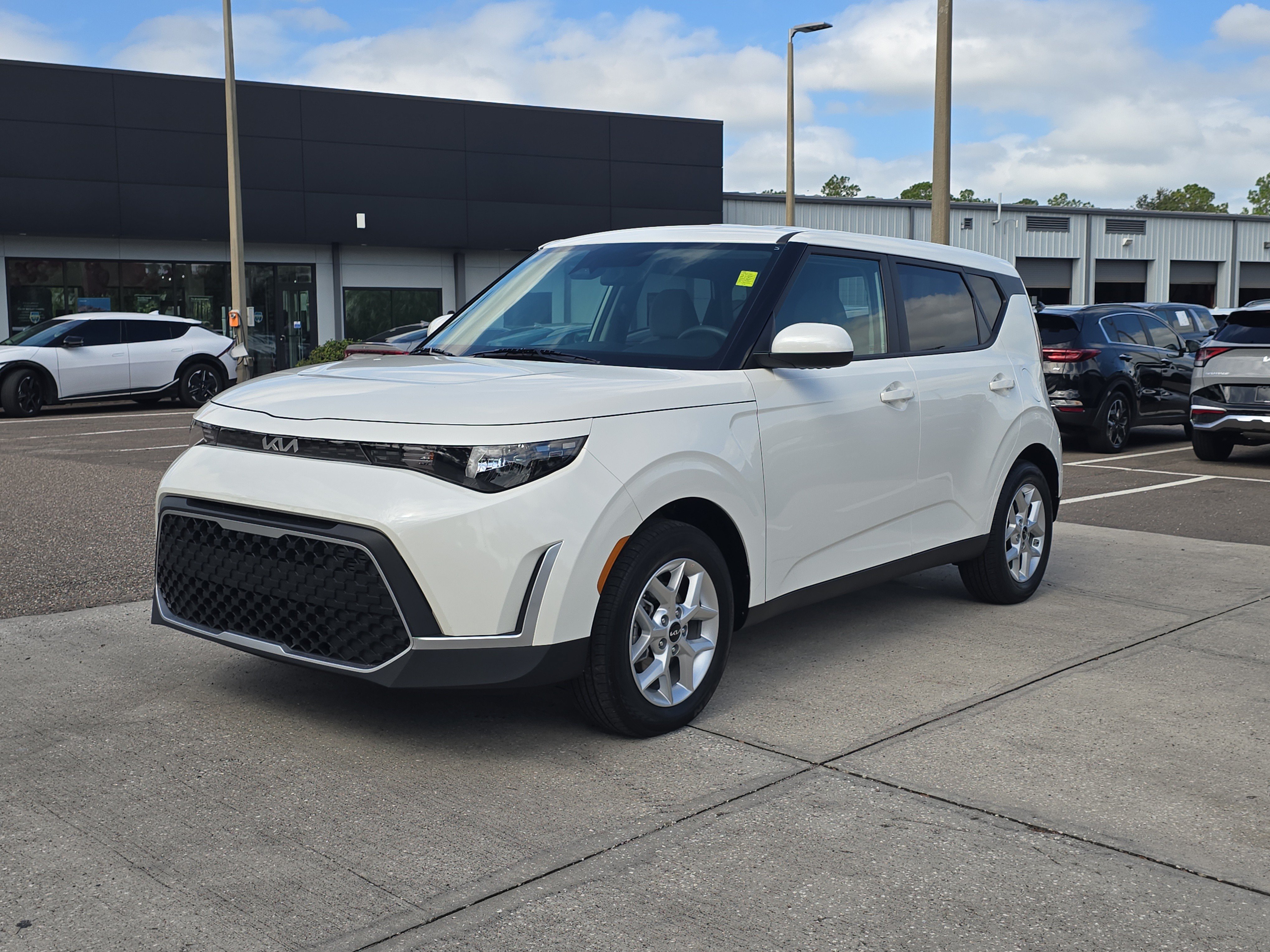 Certified 2025 Kia Soul LX w/ LX Technology Package FWD image 4