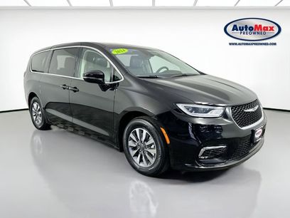 Used 2024 Chrysler Pacifica Select