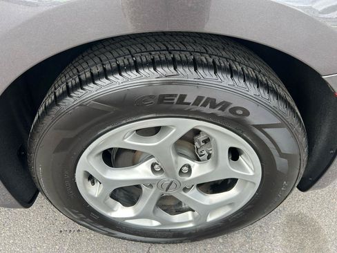 Used 2023 Chrysler Pacifica Limited FWD image 11
