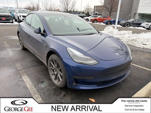 Used 2023 Tesla Model 3 Standard Range image 1