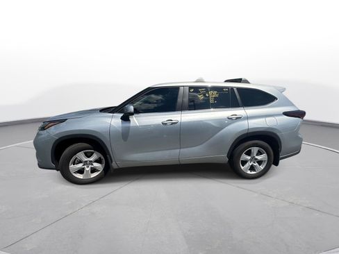 Used 2025 Toyota Highlander LE FWD image 9