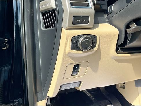 Used 2017 Ford F250 Lariat w/ Lariat Value Package AWD/4WD image 19