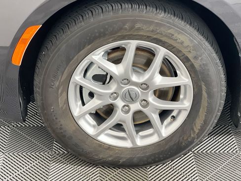 Used 2023 Chrysler Pacifica Touring-L FWD image 11