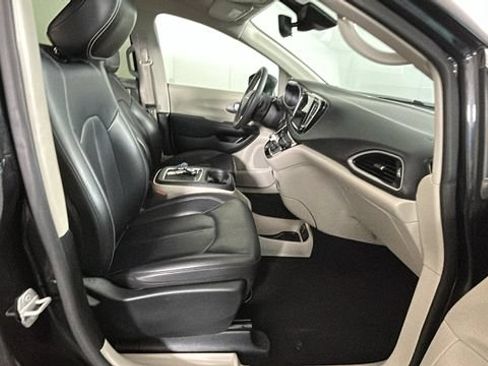 Used 2023 Chrysler Pacifica Touring-L FWD image 30