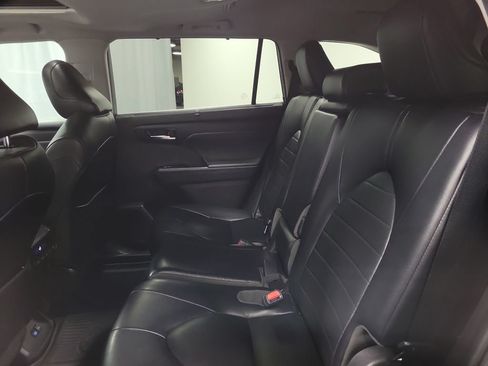 Used 2022 Toyota Highlander XLE AWD/4WD image 21