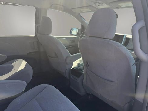 Used 2017 Toyota Sienna LE AWD/4WD image 36